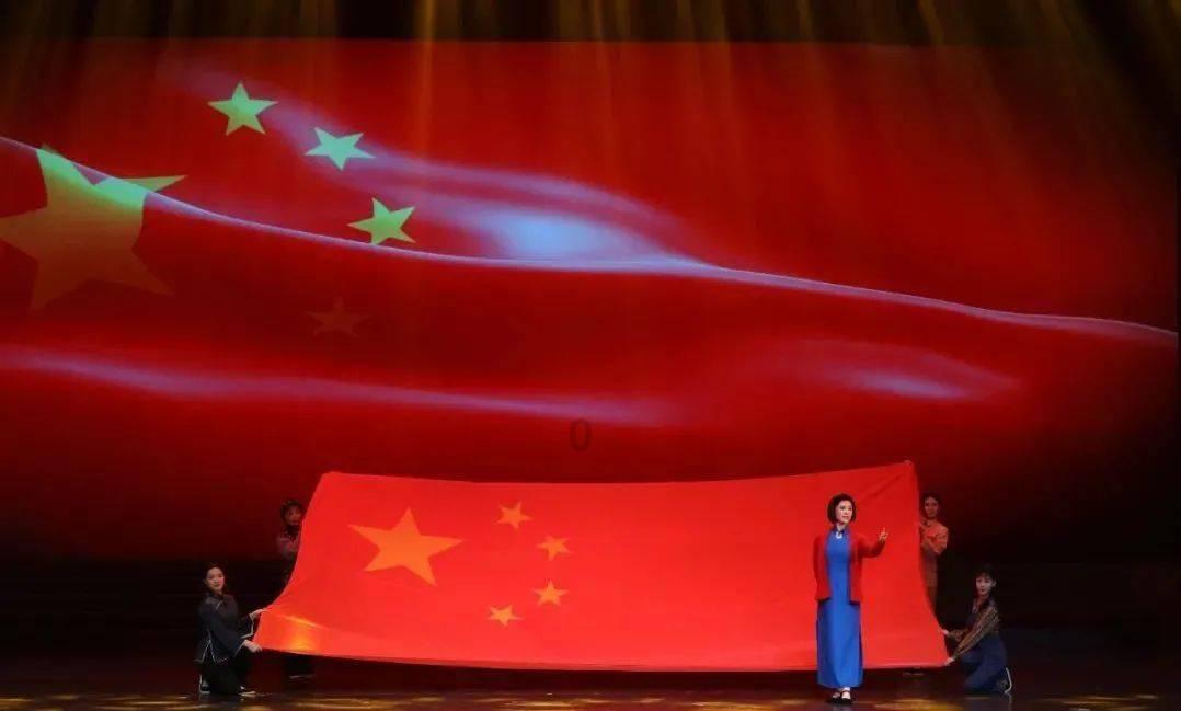 84岁“铁梅”刘长瑜生日派对现场曝光，吹蜡烛时，丈夫帮着一起吹